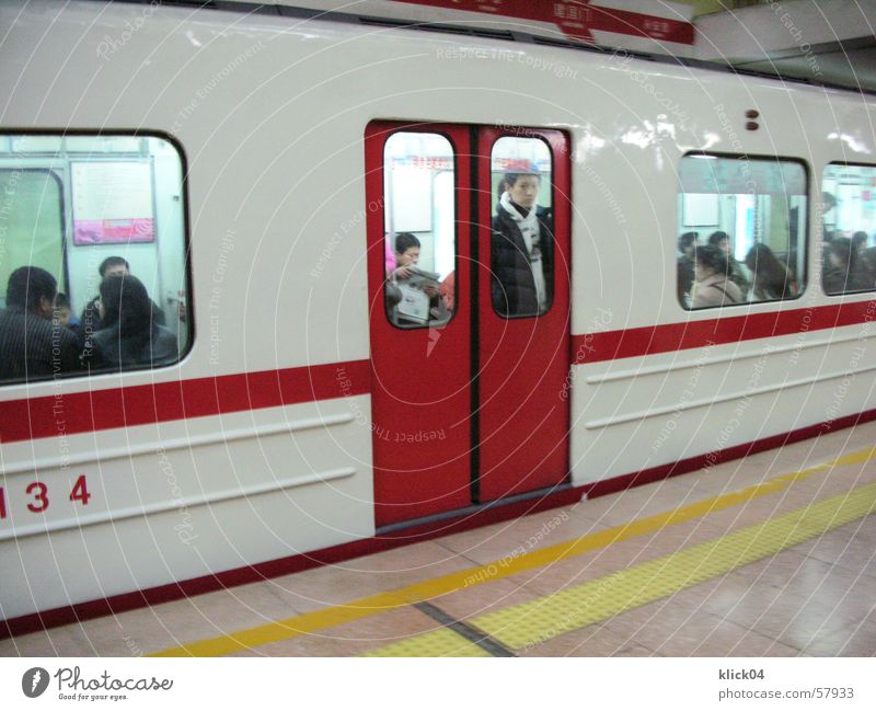 line 1 beijing U-Bahn rot weiß Eisenbahn London Underground Chinese Fenster Bahnsteig Innenaufnahme Verkehrsmittel Verkehrswege Asiate Tür warten Station