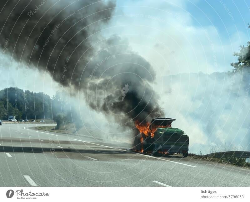 Ausgebrannt- schwarze Qualmwolke eine brennenden Autos am Straßenrand burnout auto unfall unheil