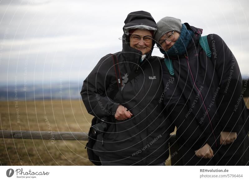 2 Frauen auf m Berg Beziehung Mutter Tochter Familie & Verwandtschaft Winter Mütze Kapuze kalte Temperatur kalte jahreszeit Lächeln freundlich Brille Schal