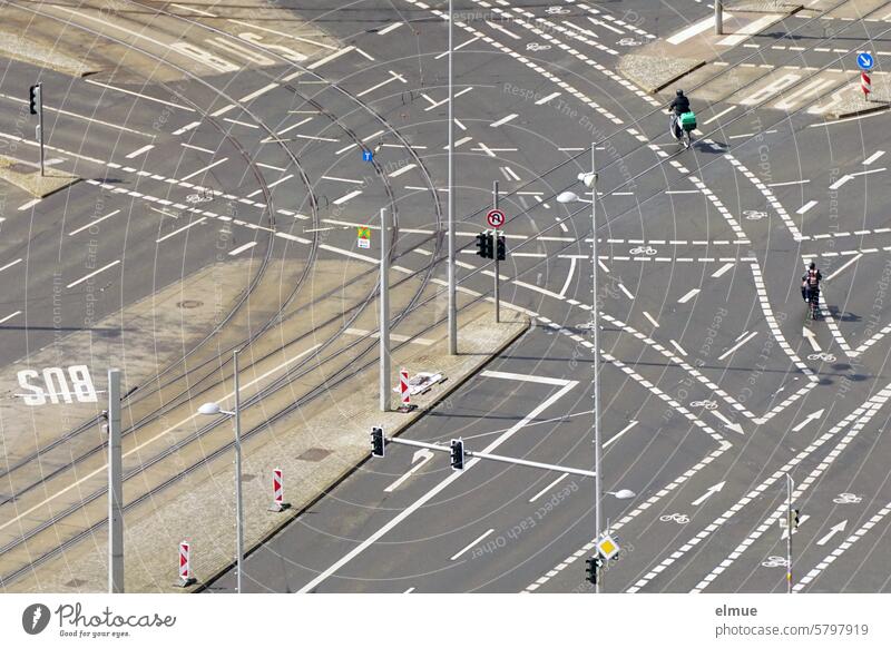 große Straßenkreuzung aus der Vogelperspektive mit Straßenbahnschienen, Ampeln, Busspur, Radspuren, Straßenmarkierungen, Verkehrszeichen StVO