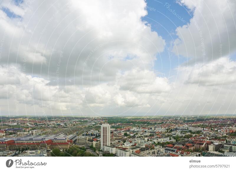 Messestadt Leipzig aus der Vogelperspektive mit Wolkenhimmel von oben Stadtansicht Stadtlandschaft Hochhaus Bahnhof Kopfbahnhof Übersicht Architektur Blog