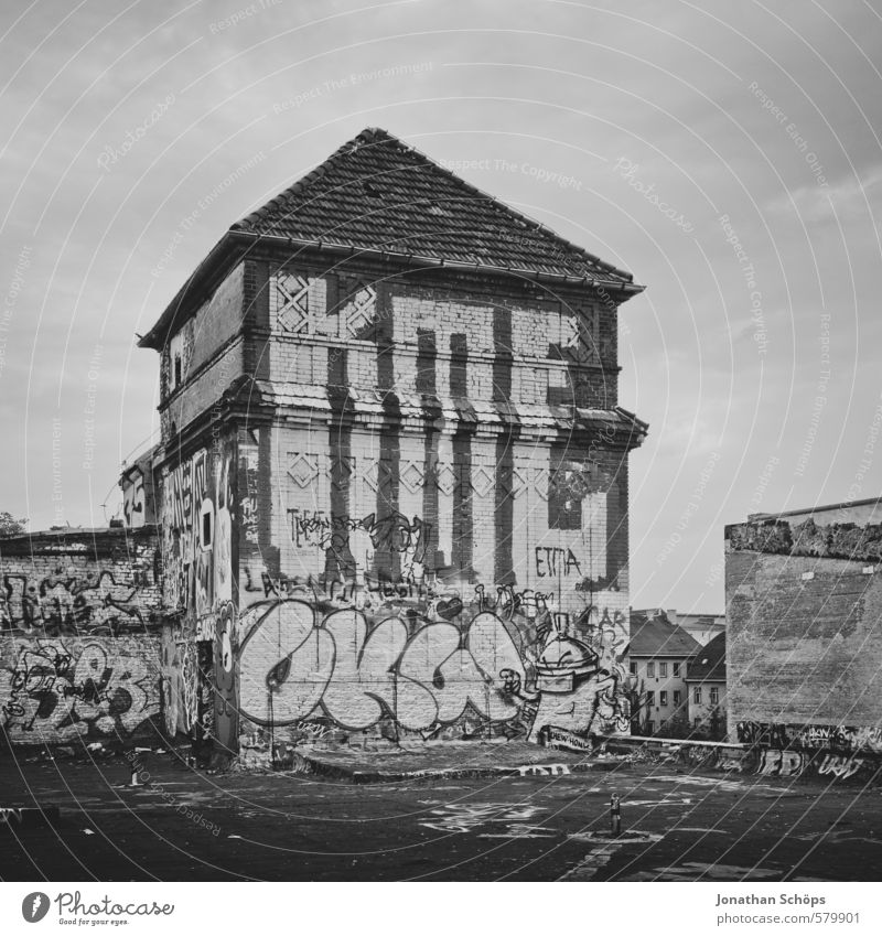 Eisfabrik I Berlin Stadt Hauptstadt Haus Fabrik Ruine Bauwerk Gebäude Architektur chaotisch Graffiti Stadtleben alt verfallen Turm beschmiert widersetzen Dach
