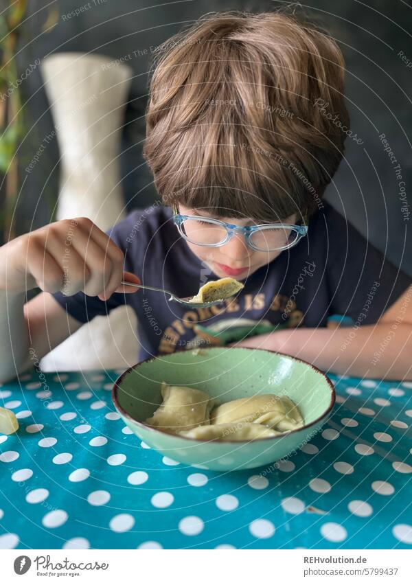 Junge isst Maultaschen Mittagessen Esstisch Schulkind Abendessen Essen Kindheit Schalen & Schüsseln Löffel Kommunizieren Gemeinschaft gemeinsam Suppe Familie