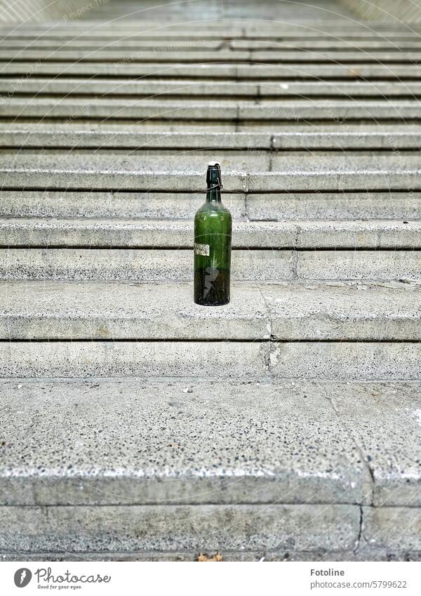 Die Glasflasche hat wohl jemand auf den Stufen der langen Treppe vergessen. Architektur Stein Steintreppe aufwärts Strukturen & Formen Treppenstufen grau