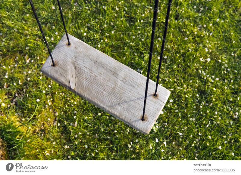 Schaukel im Gärtchen balance baum blühen blüte erholung ferien frühjahr frühling frühlingserwachen garten hängeschaukel kleingarten kleingartenkolonie