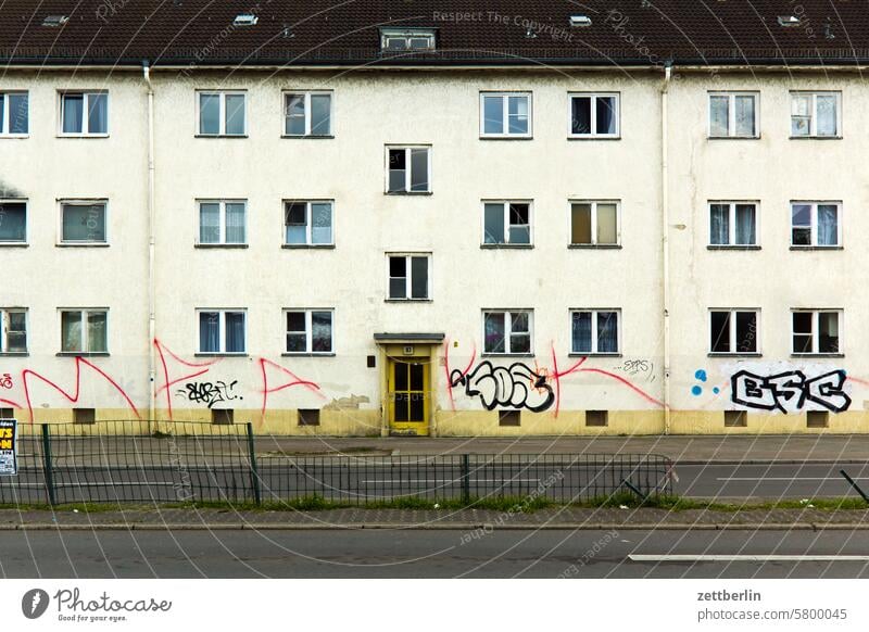 Mehrfamilienhaus Neukölln architektur berlin city deutschland fassade fenster gebäude hauptstadt himmel innenstadt kiez leben licht platz schatten skyline