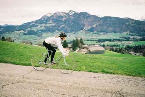 Zähne zsmmnbßn – und Bremse loslassen! Rennrad Radfahren Radfahrerin bergab Downhill beschleunigen Vintage Vintage-Rennrad Abfahrt Berge u. Gebirge Vorarlberg