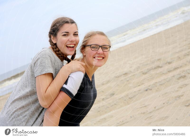 friendship Sommer Huckepack Freundschaft Spaß Lächeln Strand Ferien & Urlaub & Reisen Lachen Glück Freunde tragen Sommerurlaub Familie & Verwandtschaft lachen