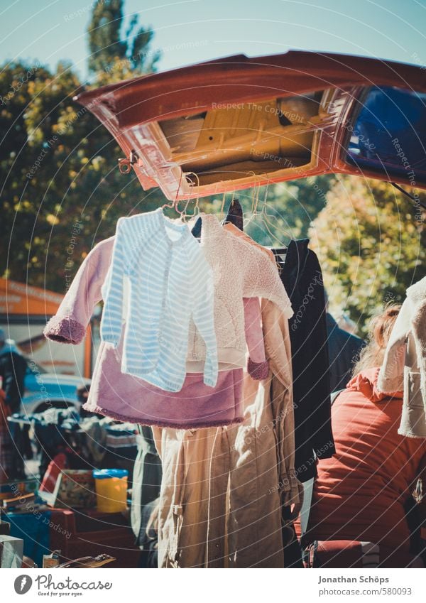 gebrauchte Kleidung hängt an Auto auf dem Flohmarkt Lifestyle Stil Mode Bekleidung T-Shirt Hemd Pullover Jacke Mantel Stoff trendy einzigartig verkaufen