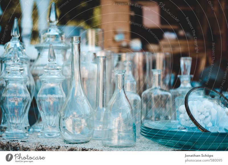 Flaschenansammlung I Verpackung Glas ästhetisch Flaschenhals Vase Behälter u. Gefäße Glasflasche Glaser verkaufen Flohmarkt Flohmarktstand blau durchsichtig