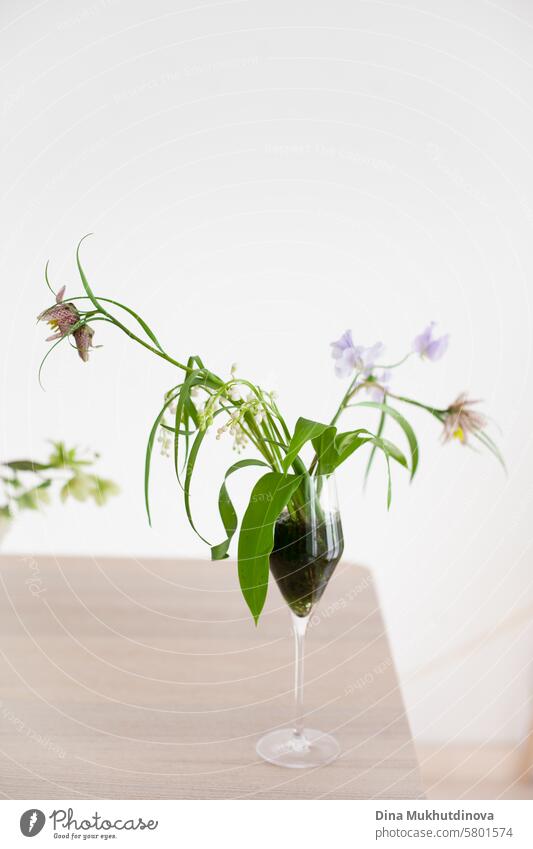 Frühling Sommer zarte Blumen auf sonnigen beige Hintergrund ästhetische floral Bild im Glas purpur Fliederbusch Blüte violett romantisch Natur Duft Fliederblüte