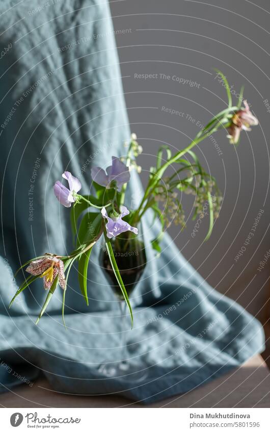 lila lila Farbe Blumen auf dunklem Hintergrund ästhetische floral Bild auf Leinen grünem Stoff Hintergrund purpur Fliederbusch dunkel Blüte violett romantisch