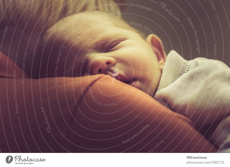 Schlafendes Baby auf der Schulter Frau Erwachsene Mutter 1 Mensch 2 0-12 Monate schlafen träumen schön gelb orange rot Schwäche Farbfoto Studioaufnahme