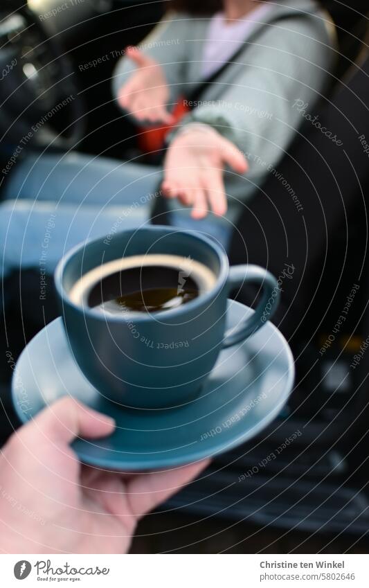 schnell noch einen Kaffee trinken vor der Autofahrt Autofahrerin Kaffeetasse Hände Kaffee zum Mitnehmen coffee to go Muntermacher Wachmacher zum mitnehmen