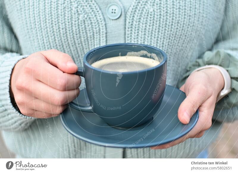 und noch eine Tasse Kaffee :-) Kaffeetasse gemütlich Zufriedenheit Hände Kaffeetrinken Gelassenheit ruhig Pause Kaffeepause Warmherzigkeit achtsam Erholung