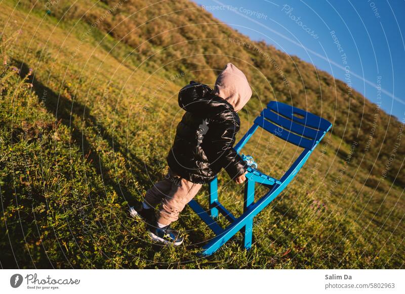 Kleines Kind spielt in der Natur wenig Blümchen kleiner Mann kleiner Junge kleines Kind Kindheit kindisch Kinder Spielen spielen spielerisch Blauer Himmel