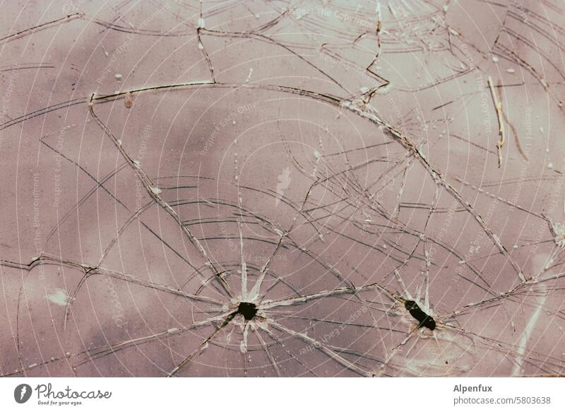 Durchlöcherte und gesprungene Windschutzscheibe glasbruch Glasbruch kaputt Zerstörung Glasscheibe Schaden Vandalismus Fenster Fensterscheibe gebrochen Riss