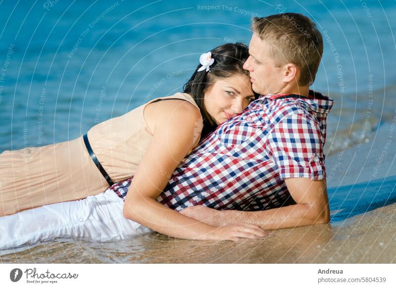 ein Mann und ein Mädchen gehen am Meer entlang Typ an der Küste MEER Spaziergang Wasser Freude Lächeln Zusammensein blau Himmel Strand Sand Liebe Paar Sommer