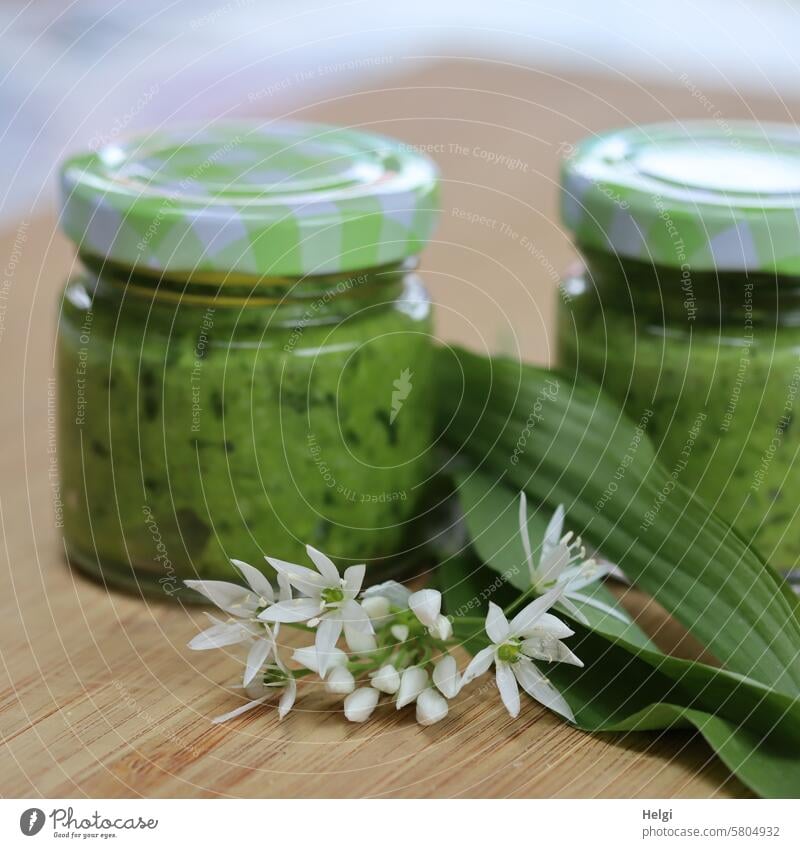 Bärlauchpesto Bärlauchblatt Bärlauchblüte Glas Lebensmittel Ernährung frisch Frühling Gewürz Kräuter & Gewürze Farbfoto Vegetarische Ernährung Bioprodukte