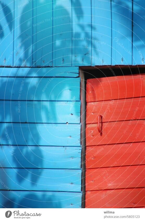 Verschlossen, unangepasst und dann auch noch beschattet Gartenlaube blau rot Tür schief Holz Bretterbude Holzhaus Holzlaube