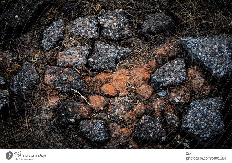 Steine und rote Erde Natur Roter Schmutz trockenes Gras schwarz