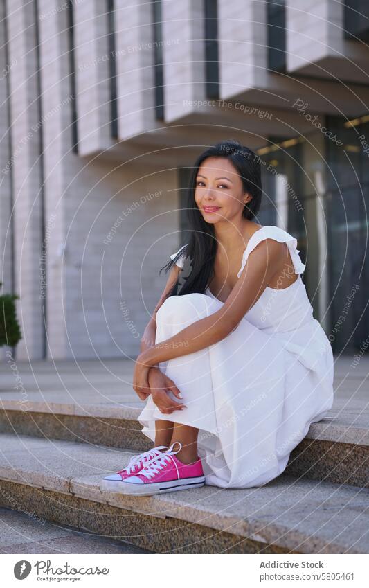 Schöne Frau entspannt sich auf einer Treppe beim Spaziergang in der Stadt 35-40 Jahre eine Person asiatisch im Freien Lifestyle authentisch offen Sommer