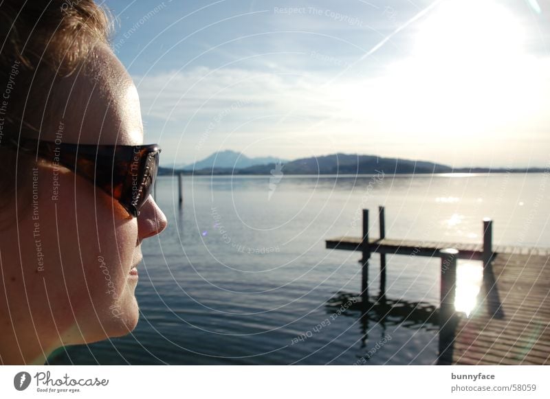 sonnenschutz Sonnenbrille Frau See Zugersee Aussicht ruhig genießen Steg Wasser blau Blick