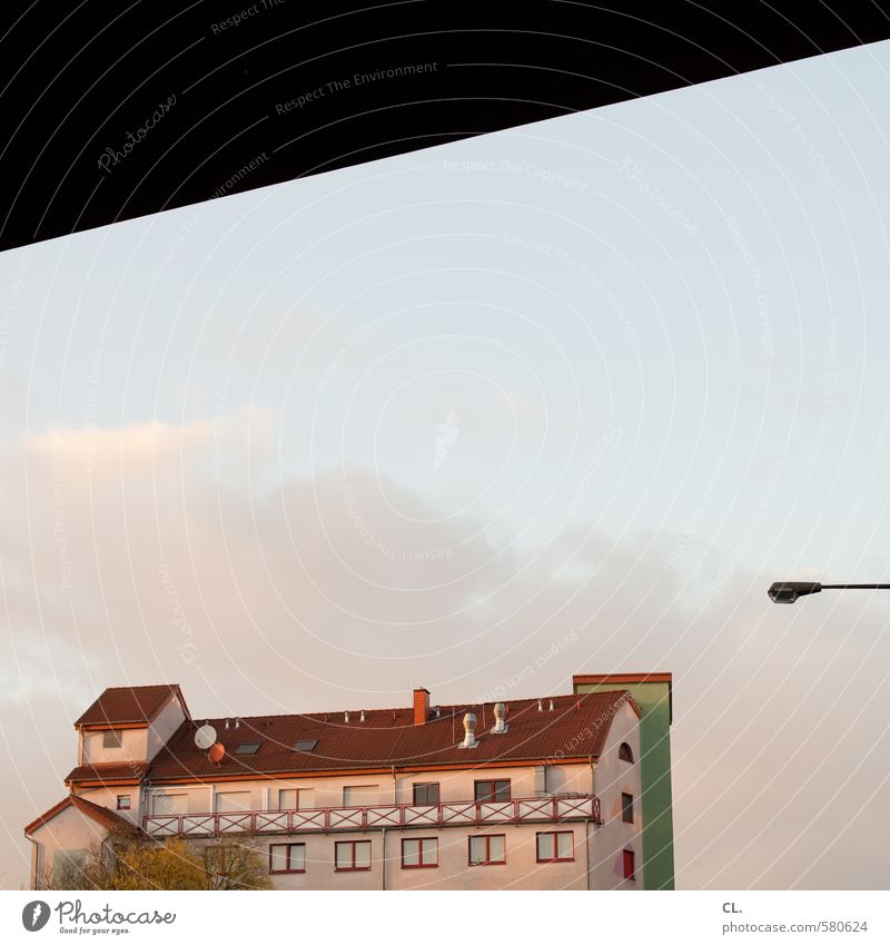 ut pascha | das bordell gegenüber Himmel Wolken Schönes Wetter Stadt Haus Hochhaus Brücke Gebäude Architektur Mauer Wand Fassade Fenster Dach Schornstein