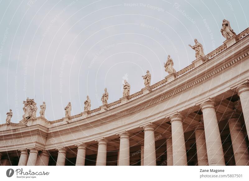 Säulen und Statuen in der Vatikanstadt vatikanischer Hintergrund reisen europa reisen Italien italienischer hintergrund Renaissance Renaissance-Architektur