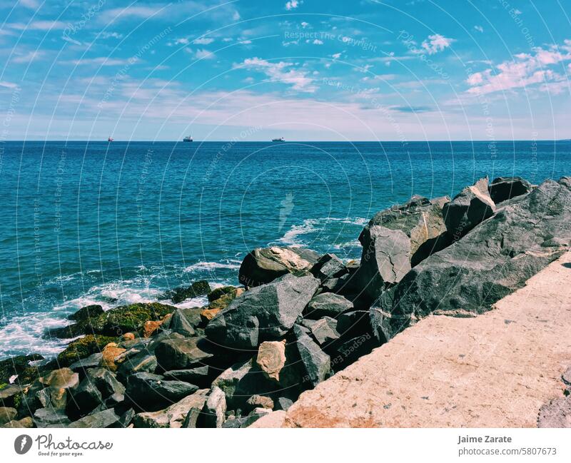 Blick auf das Meer, wo sich der Horizont verliert MEER Himmel Wolken Steine Felsen Land Vina del Mar Chile Tourismus reisen Reise Strand