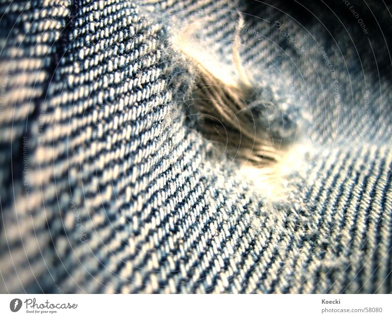 löchrig... Farbfoto Hose Jeanshose Stoff jeans blau Loch Faser blue jeans kaputt fäden Nähgarn trousers