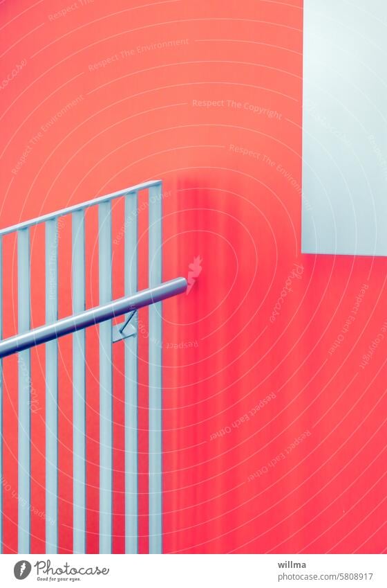 Handlauf eines Treppengeländers an einer roten Wand Edelstahl Metall grafisch Geländer aufwärts Treppenhaus