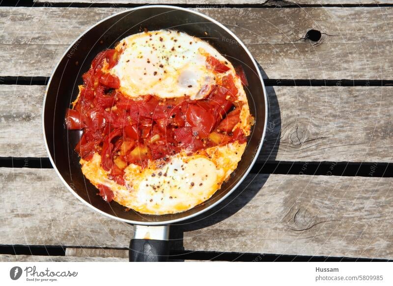 Schakschuka Bratpfanne Koch gebraten natürlich Rezept shakshuka Frühstück Käse appetitlich Küche Ernährung Tradition Ei organisch Produkt köstlich selbstgemacht