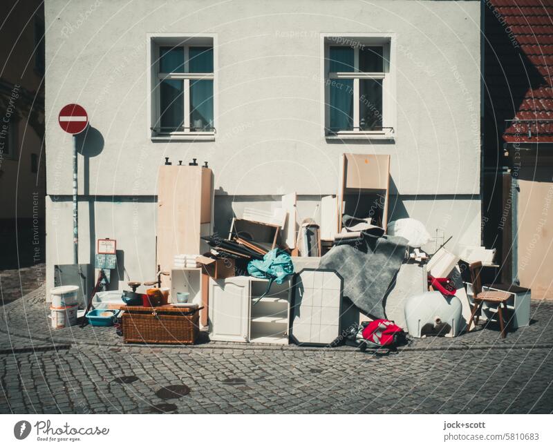 wilder Sperrmüll auf dem Bürgersteig Fassade Müll Gehweg Urbanes Leben Altbau Müllentsorgung ausmisten Entsorgung Straße Fenster Textfreiraum unten entsorgen