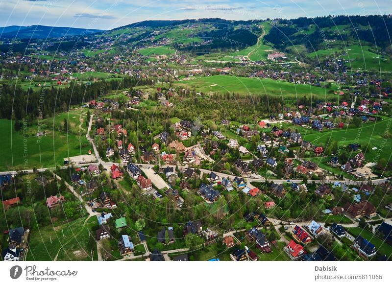 Luftaufnahme des Tatra-Gebirges und der Stadt Zakopane am Morgen Tatragebirge Berge u. Gebirge Tal Landschaft Gipfel Natur Nationalpark Polen Feld Wald Himmel