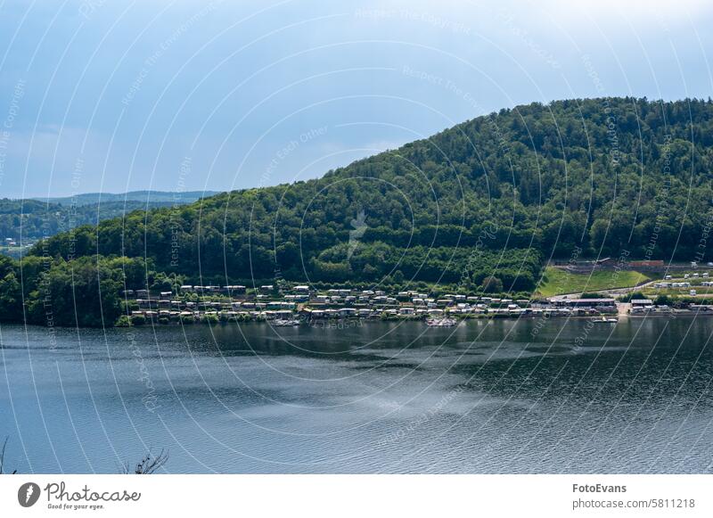 Blick auf den Edersee mit einem Campingplatz Wohnwagen Wasser Deutschland Tag See Hintergrund Bäume edersee Baum Himmel Ederstausee Europa Platz Textfreiraum