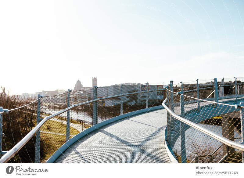 Brücke über die Obererft in Neuss Fußgängerbrücken Fußgängerübergang Wege & Pfade Architektur Außenaufnahme Brückengeländer Verkehrswege Menschenleer Stadt