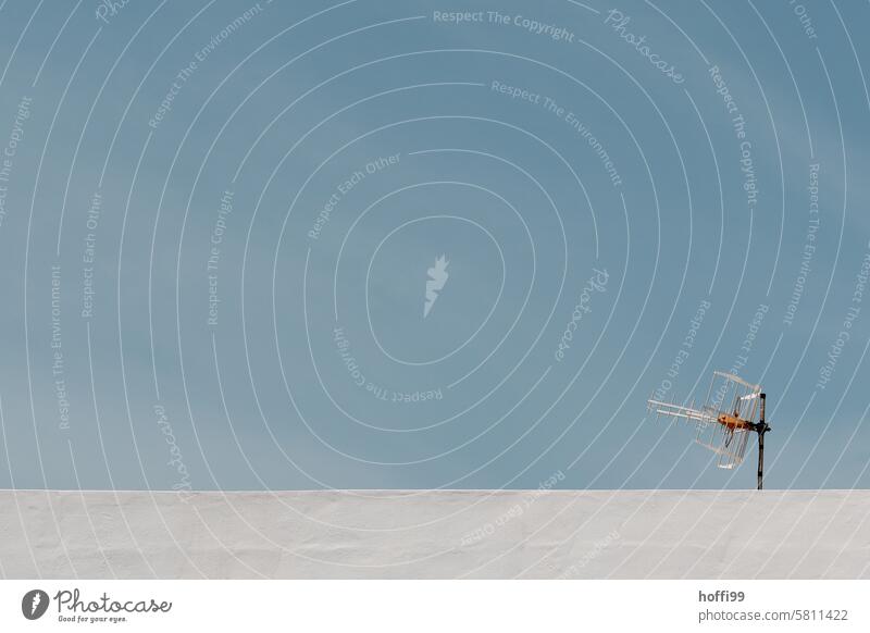 kleine Dachgeschichte - Antennen auf weißer Dachlandschaft Dachterrasse Stillleben Satelitenschüsseln Dachantenne Himmel Stadt Haus Außenaufnahme Gebäude