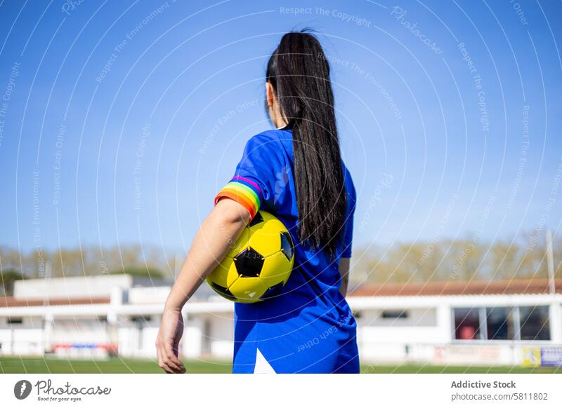 Fußballspielerin mit Kapitänsbinde mit LGBT-Flagge Aktivität Erwachsener Armbinde Athlet sportlich Hintergrund Ball Kampagne Meister Meisterschaft Farbe