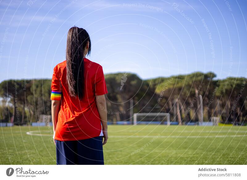 Fußballspielerin mit Kapitänsbinde mit LGBT-Flagge Aktivität Erwachsener Armbinde Athlet sportlich Hintergrund Ball Kampagne Meister Meisterschaft Farbe