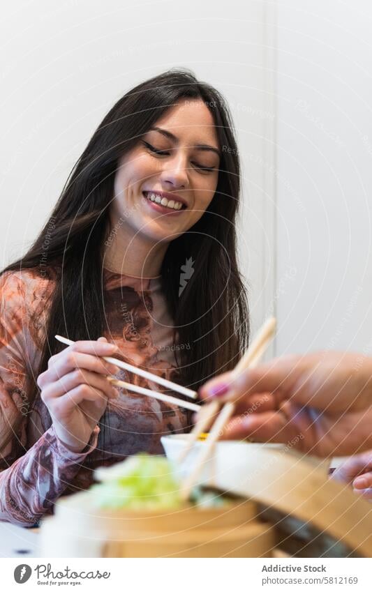 Zufriedene freundliche multiethnische Frauen beim Essen im Restaurant Freund essen Kälte stoßen Speise geschmackvoll Freundschaft Zusammensein genießen