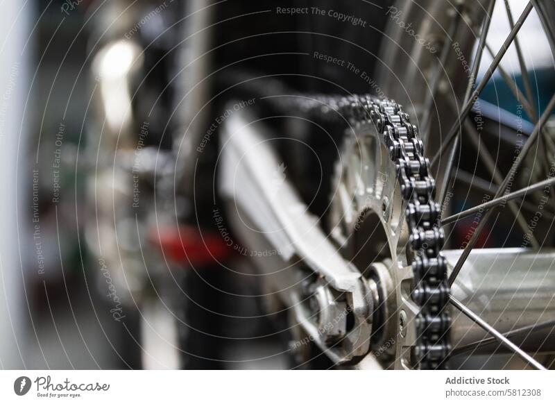 Detail der Kette eines Motorrads Rad Flugzeugwartung Garage Fahrzeug Podest heben altehrwürdig Dienst Mechaniker Fahrrad Reparatur retro Werkstatt dreckig Chrom
