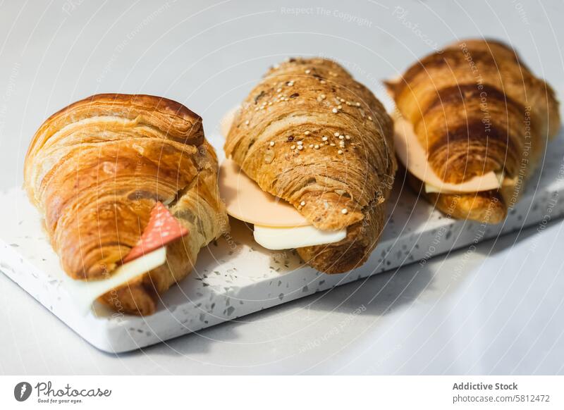 Leckere Croissants mit Käse und Schinken Fleisch Brötchen geschmackvoll frisch Tablett Tisch Lebensmittel Veganer Küche dienen Mahlzeit Gastronomie schmackhaft