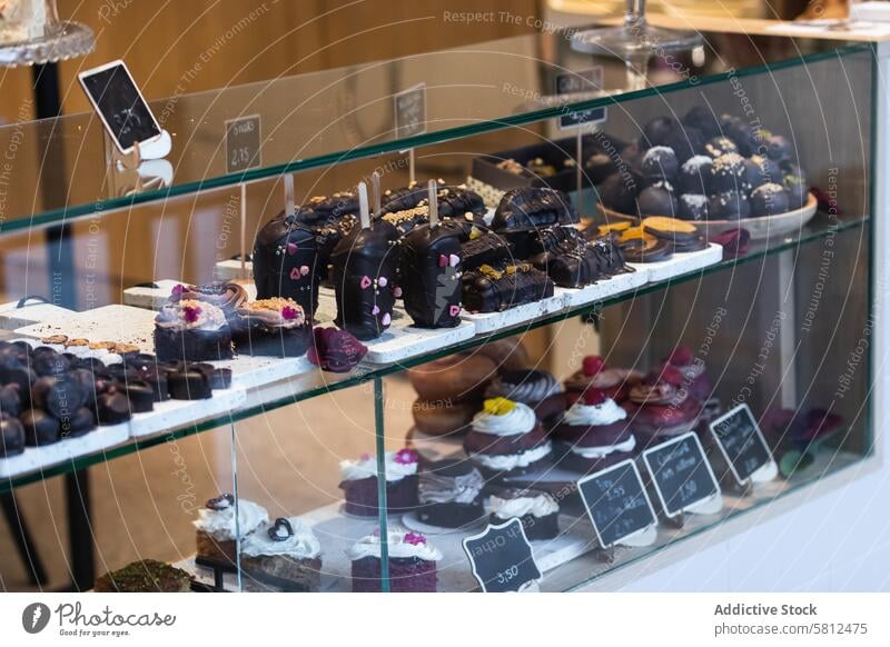 Verschiedene Desserts in der Bäckerei ausgestellt Vitrine Veganer sortiert verschiedene Verkaufswagen Abfertigungsschalter süß Leckerbissen Krapfen Kuchen