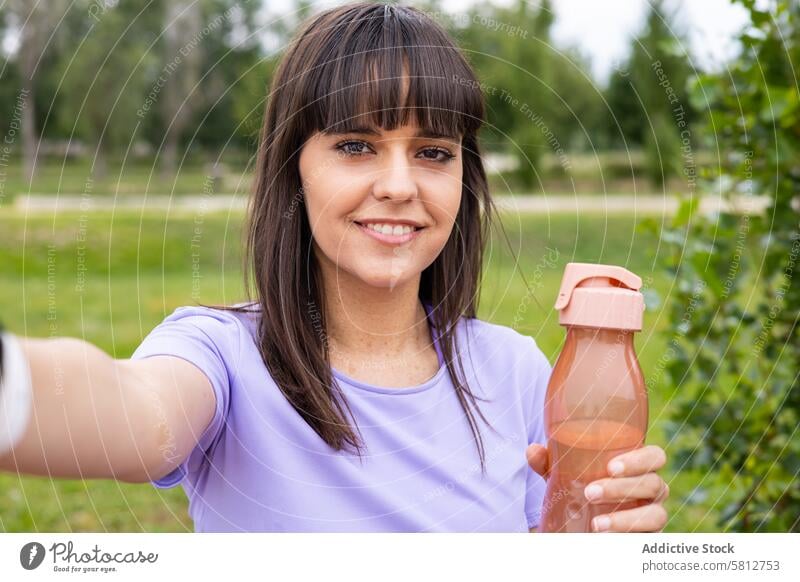 Sportliche Frau macht ein Selfie beim Fitnesstraining im Freien Erwachsener Athlet sportlich Bizeps Körper Herz selbstbewusst Übung trainiert. passen Mädchen