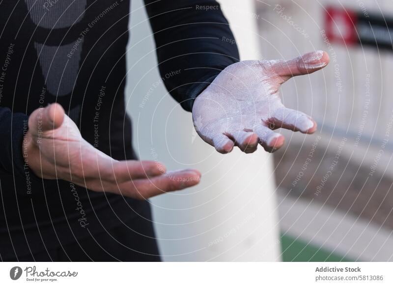 Sportlicher Mann mit gepuderten Händen Sportler Hand Kreide Training vorbereiten Talkum Pulver Athlet Übung Turner männlich Lifestyle Aktivität asiatisch