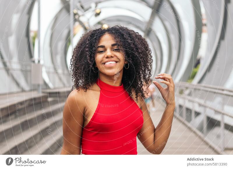 Porträt eines Mädchens mit Afrohaar, das den Sommer in der Stadt genießt Afroamerikaner Jugend Mitteilung Freude lachen Fröhlichkeit Freizeit Erholung im Freien