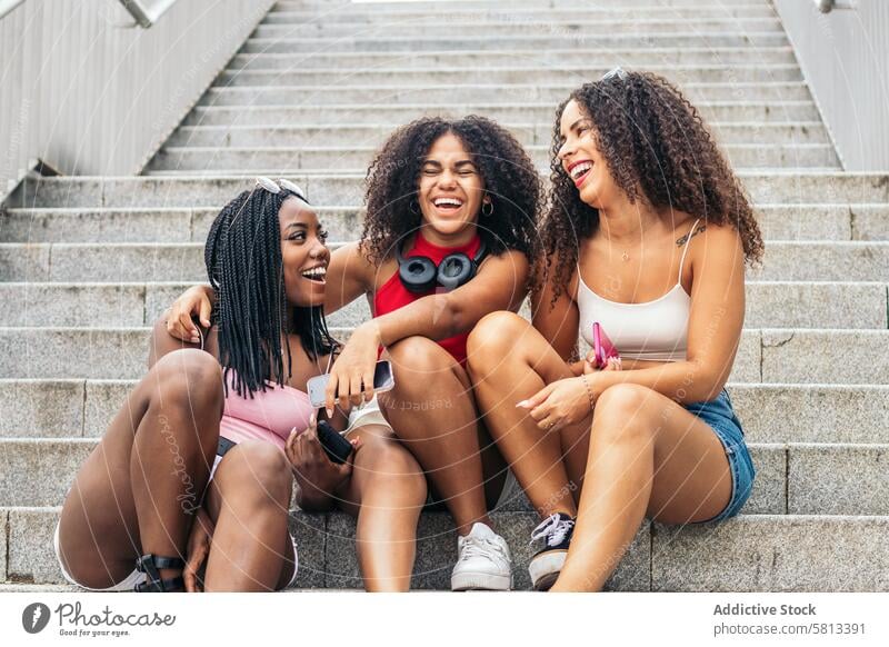 Junge Freunde genießen den Sommer gemeinsam Afroamerikaner Vielfalt Jugend Mitteilung Freude lachen Fröhlichkeit Freizeit Erholung im Freien Spaß Genuss modern
