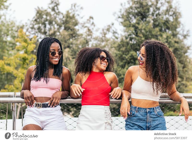 Stilvolle und selbstbewusste junge afroamerikanische Frauen Afroamerikaner Sommer Freunde Vielfalt Jugend Mitteilung Freude lachen Fröhlichkeit Freizeit