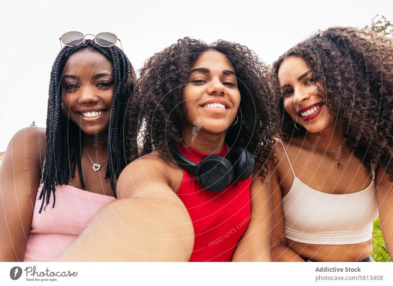 Junge Freunde, die den Sommer gemeinsam genießen und Selfies machen Afroamerikaner Vielfalt Jugend Mitteilung Freude lachen Fröhlichkeit Freizeit Erholung